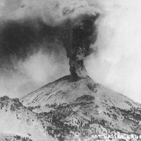 Photo: 1914 eruption, from William Holmes Spaulding Photograph Collection: Photographic postcard of Lassen Peak in eruption.