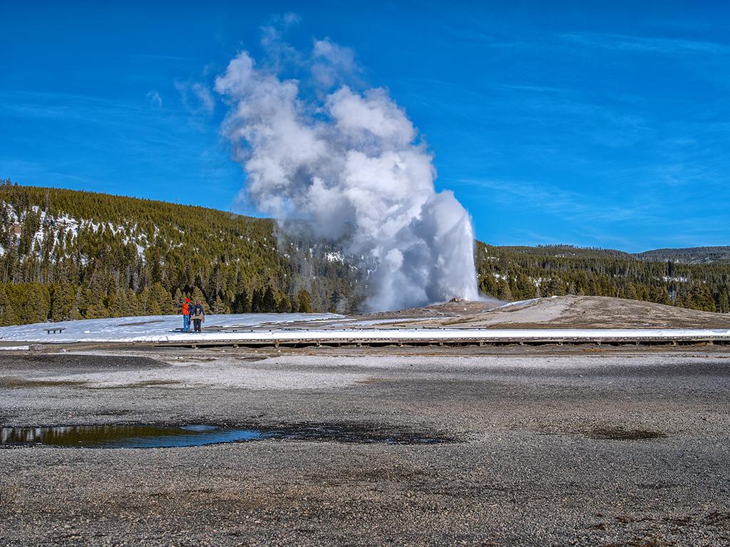 Tourists gather to watch Strokker geyser … – License image – 71122880 ❘  lookphotos