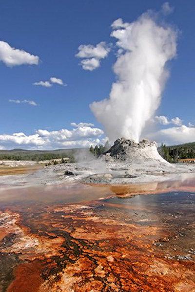 Castle Geyser, Yellowstone National Park. Credit: Flicka, CC BY-SA 3.0